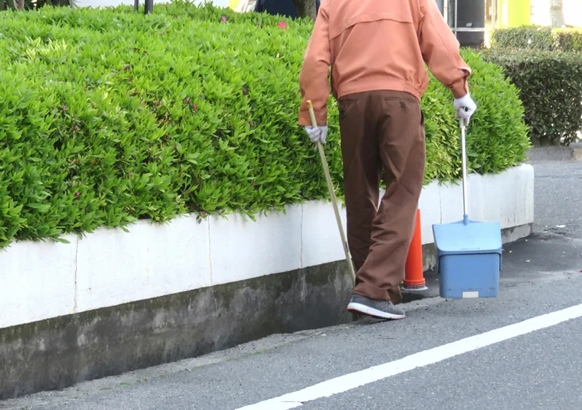 敷地内ゴミ拾い